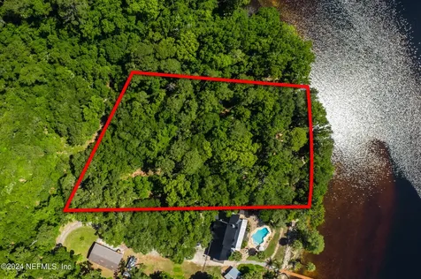 229 E River Road East Palatka FL 32131