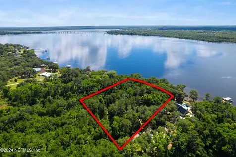 229 E River Road East Palatka FL 32131