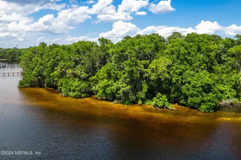 229 E River Road East Palatka FL 32131