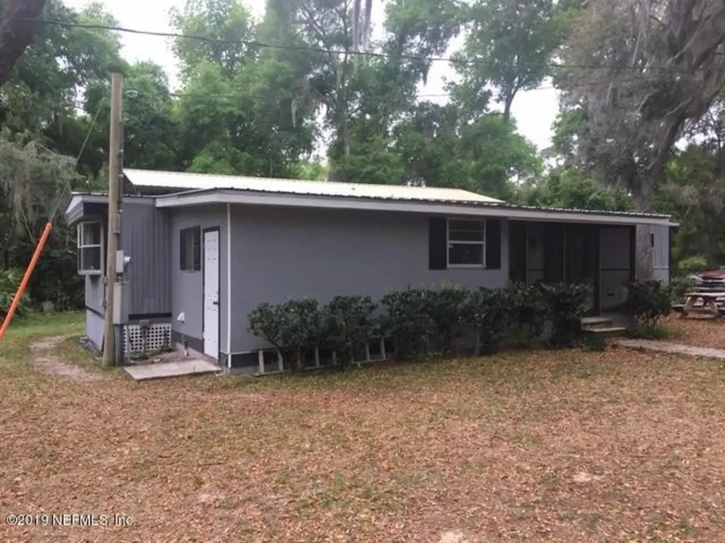 136 E Sunnyside Beach Road Hawthorne FL 32640