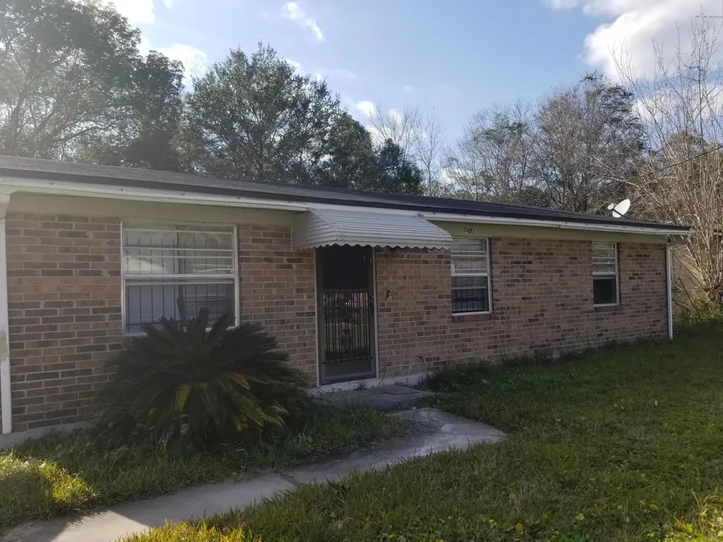 7452 John F Kennedy Drive W Jacksonville FL 32219