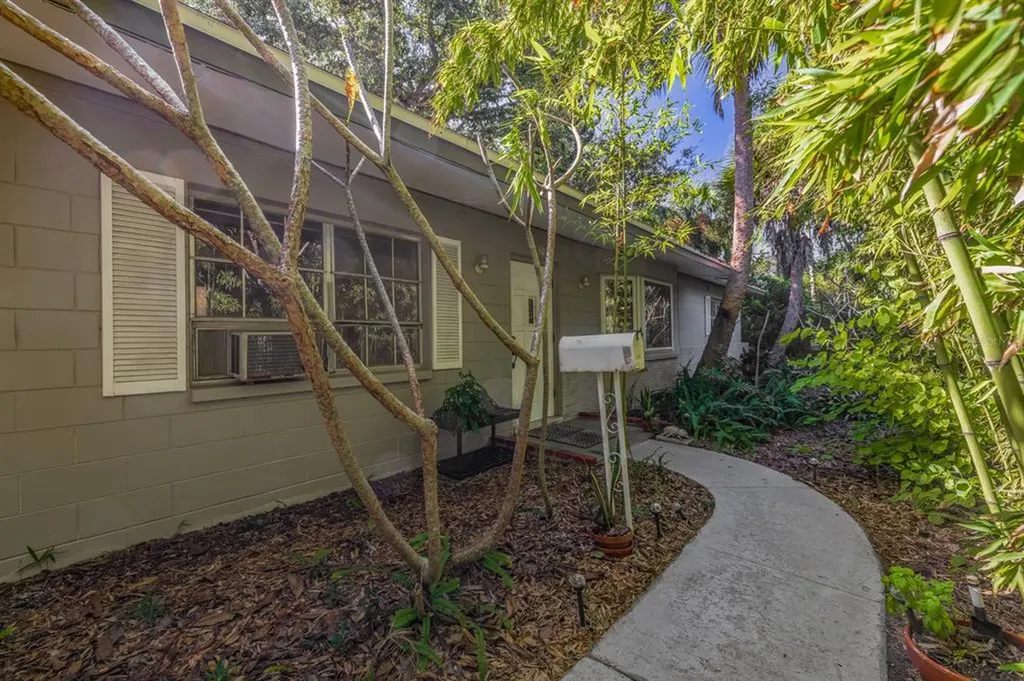 8140 25th Avenue N St Petersburg FL 33710