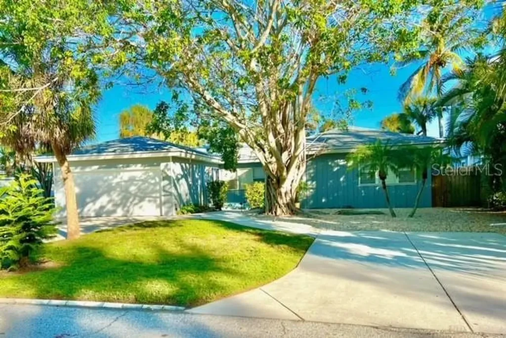 669 Avenida De Mayo Sarasota FL 34242