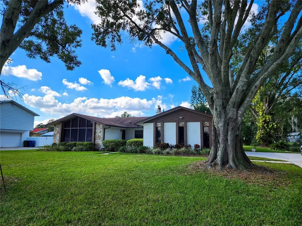 127 Lake Howard Drive SW Winter Haven FL 33880