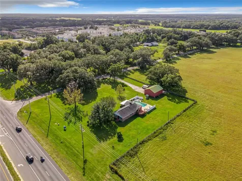 10038 N Us Highway 301 Oxford FL 34484
