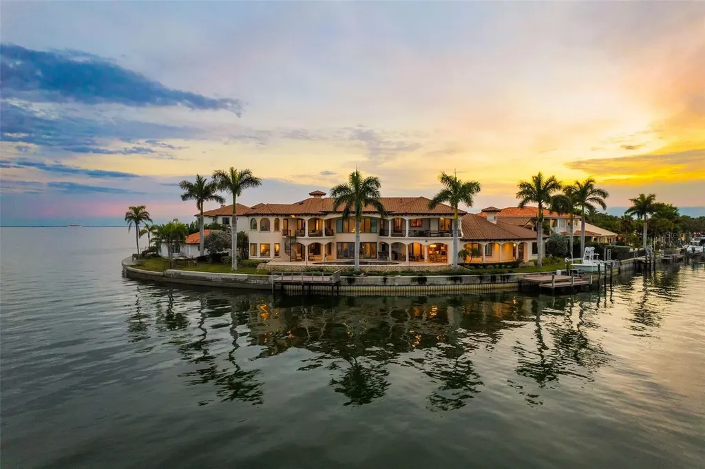 2093 Carolina Avenue NE St Petersburg FL 33703