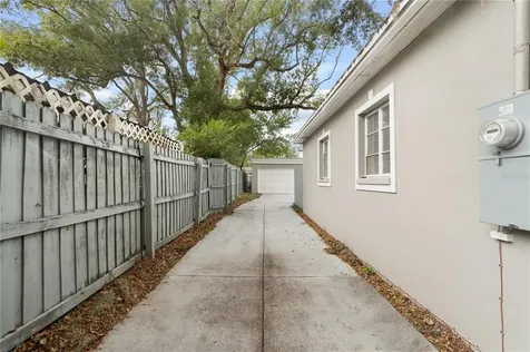 10314 N Oakleaf Avenue Tampa FL 33612