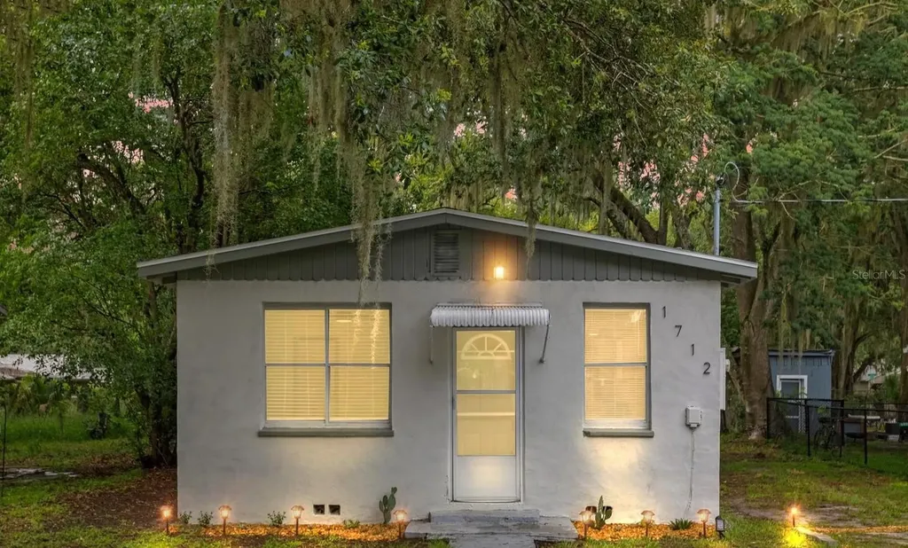 1712 N Orange Street Mount Dora FL 32757