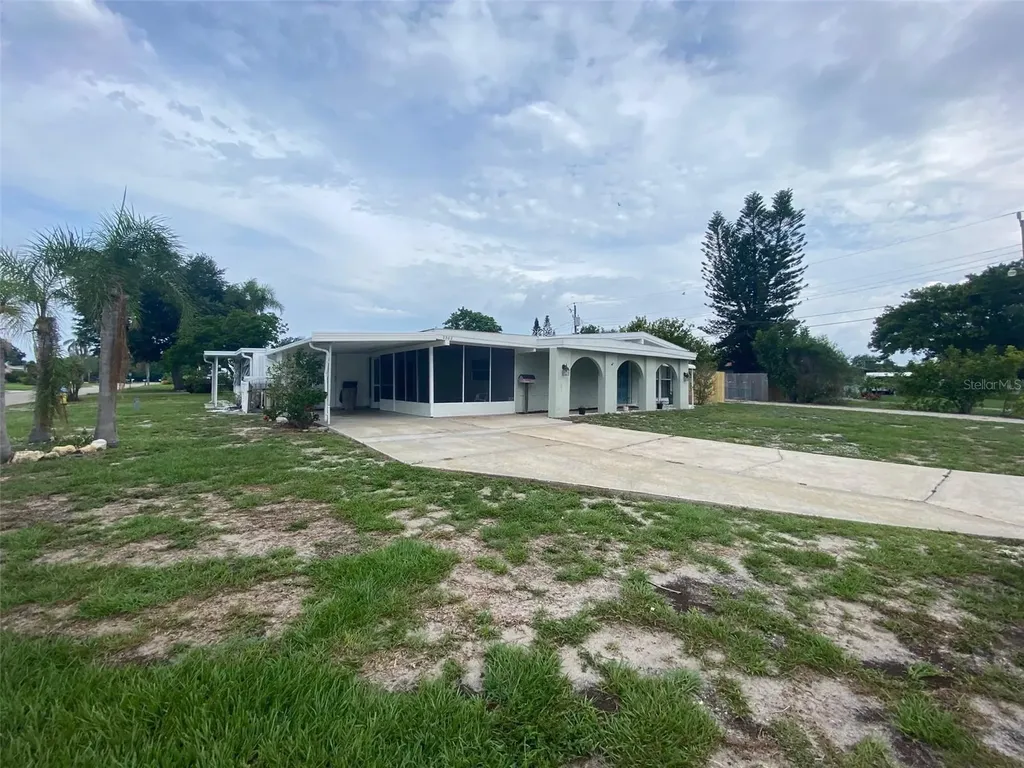 2302 S Radcliffe Place Bradenton FL 34207