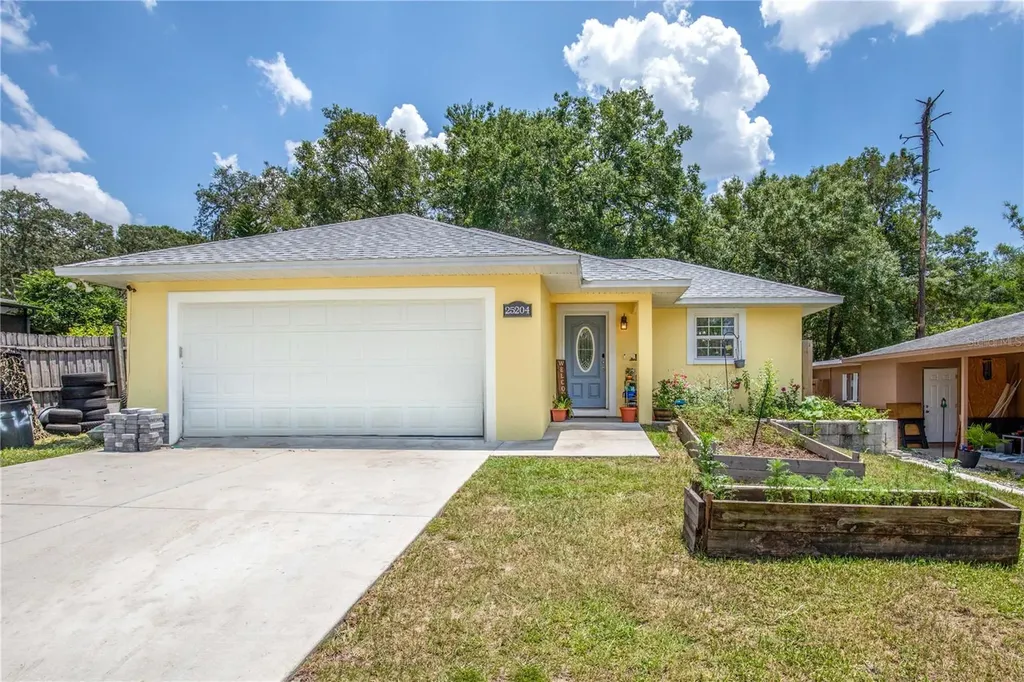 25204 Quaker Ridge Avenue Sorrento FL 32776