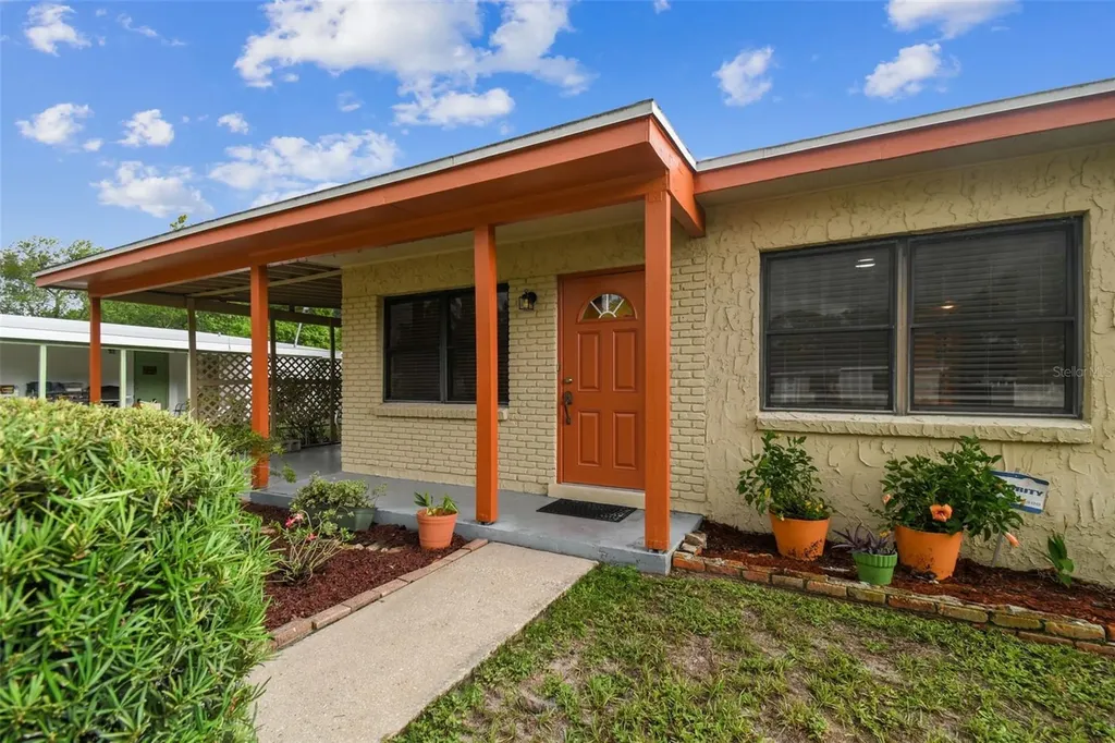 8711 N Renfrew Place Tampa FL 33604