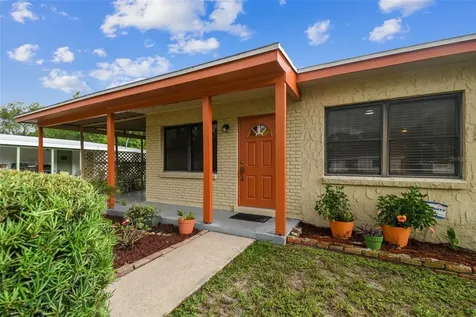 8711 N Renfrew Place Tampa FL 33604