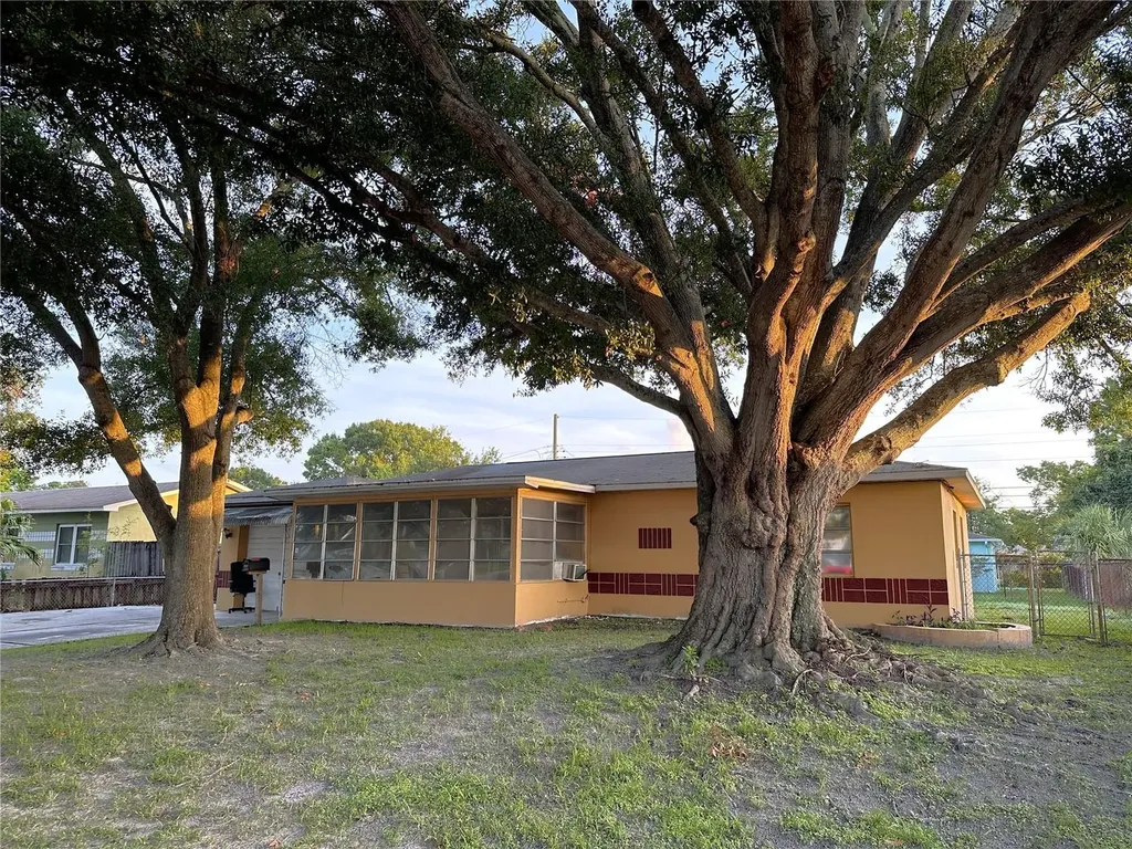 1469 62nd Avenue N St Petersburg FL 33702