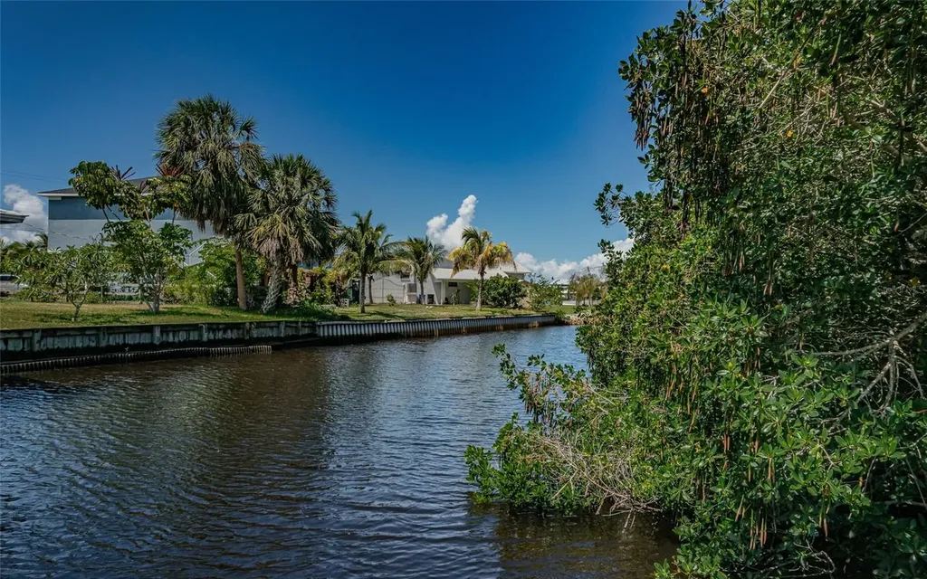 817 2nd Avenue NW Ruskin FL 33570