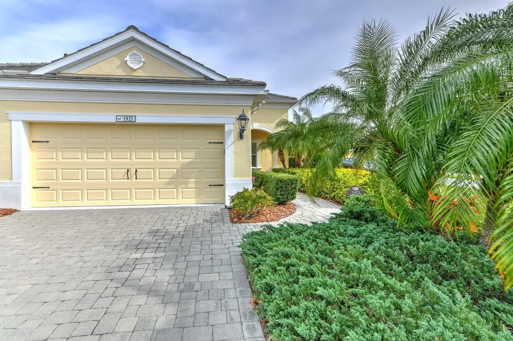 1921 Orange Lake Cove Bradenton FL 34211