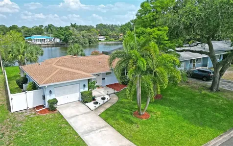 250 NW Lincoln Circle N St Petersburg FL 33702