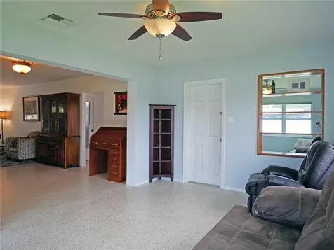 250 NW Lincoln Circle N St Petersburg FL 33702