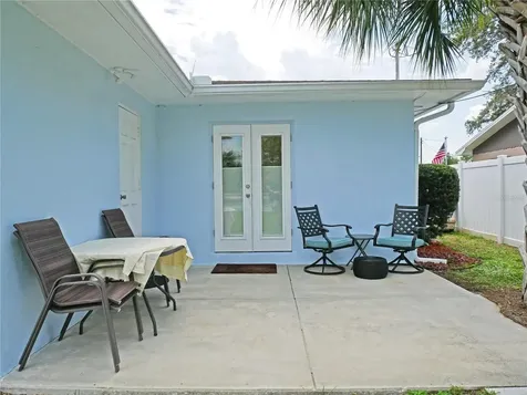 250 NW Lincoln Circle N St Petersburg FL 33702