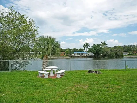 250 NW Lincoln Circle N St Petersburg FL 33702