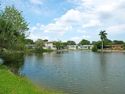 250 NW Lincoln Circle N St Petersburg FL 33702