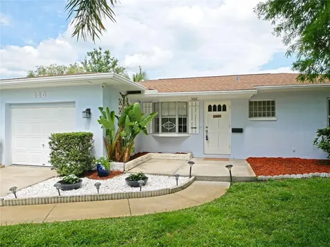 250 NW Lincoln Circle N St Petersburg FL 33702