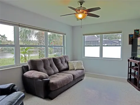 250 NW Lincoln Circle N St Petersburg FL 33702