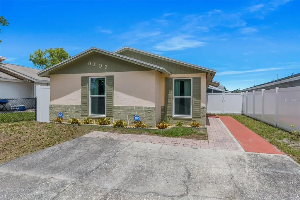 8207 Olivewood Place Tampa FL 33615