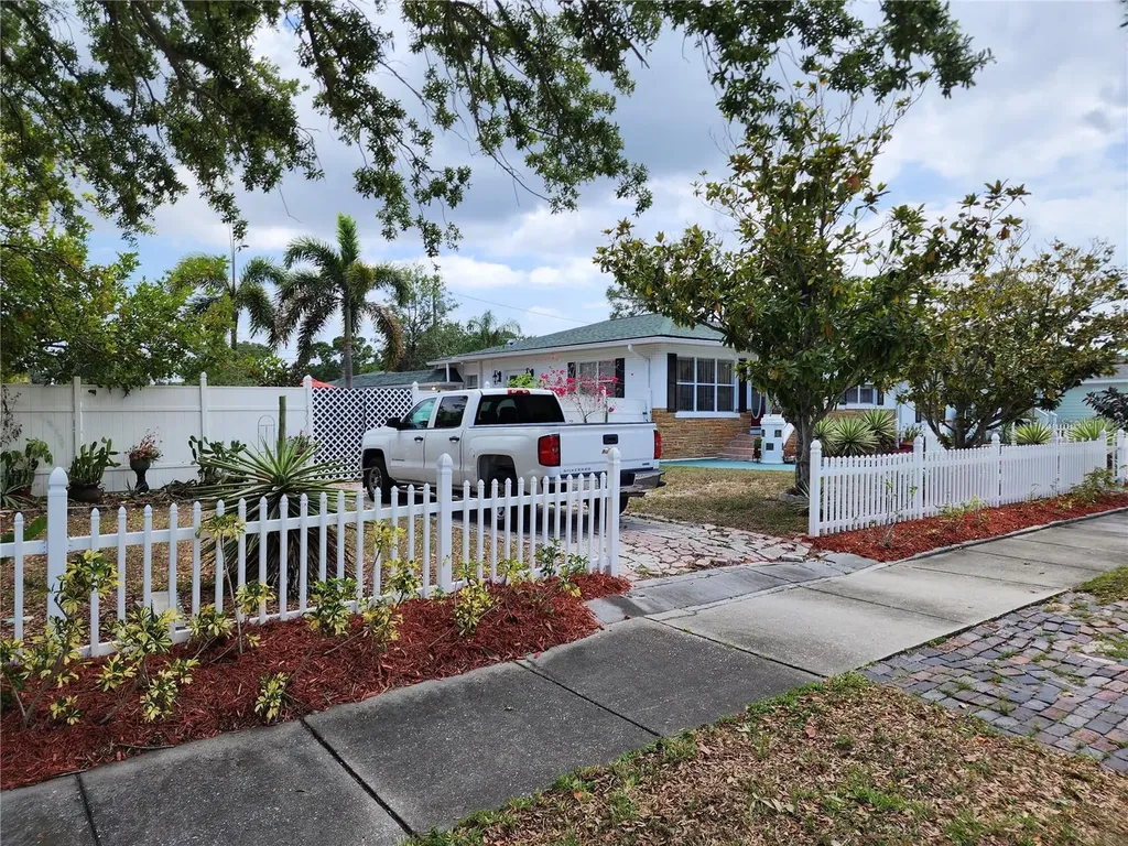 516 86th Avenue N St Petersburg FL 33702