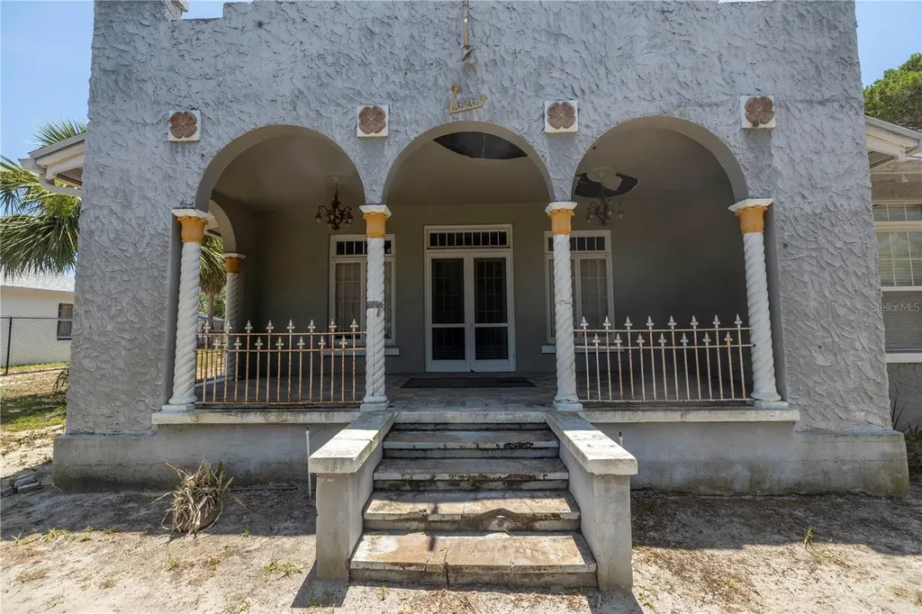 626 45th Avenue S St Petersburg FL 33705