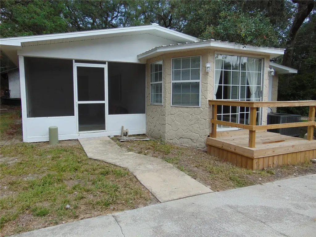 19325 SE 92nd Street Ocklawaha FL 32179