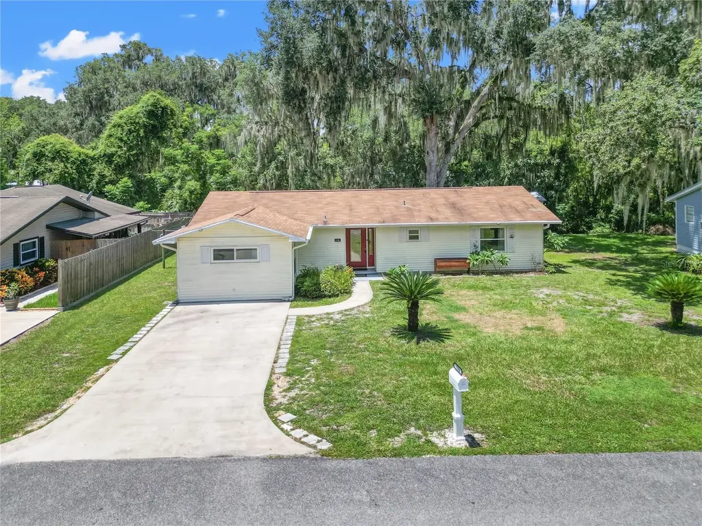 1280 Cr 436 Lake Panasoffkee FL 33538