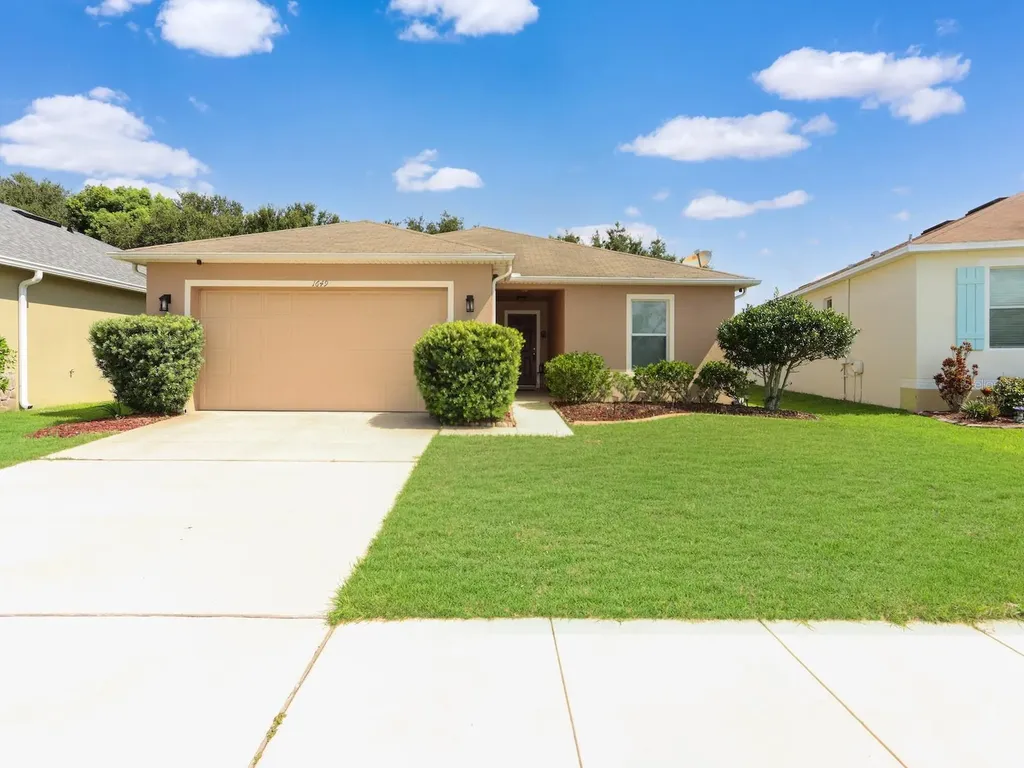 1649 Strathmore Circle Mount Dora FL 32757