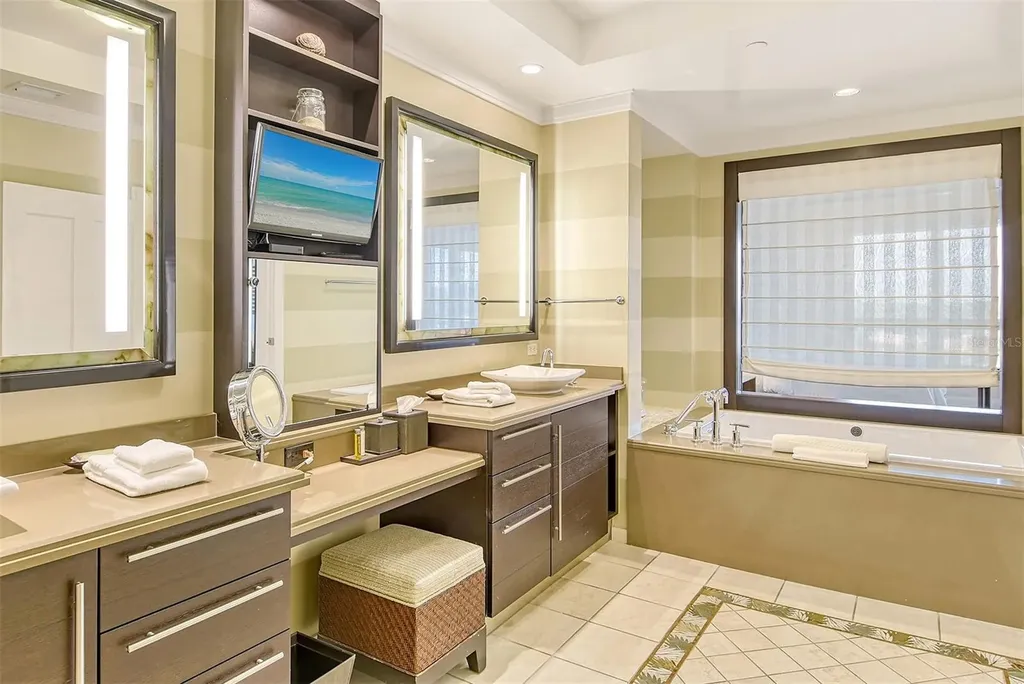 915 Seaside Drive Sarasota FL 34242