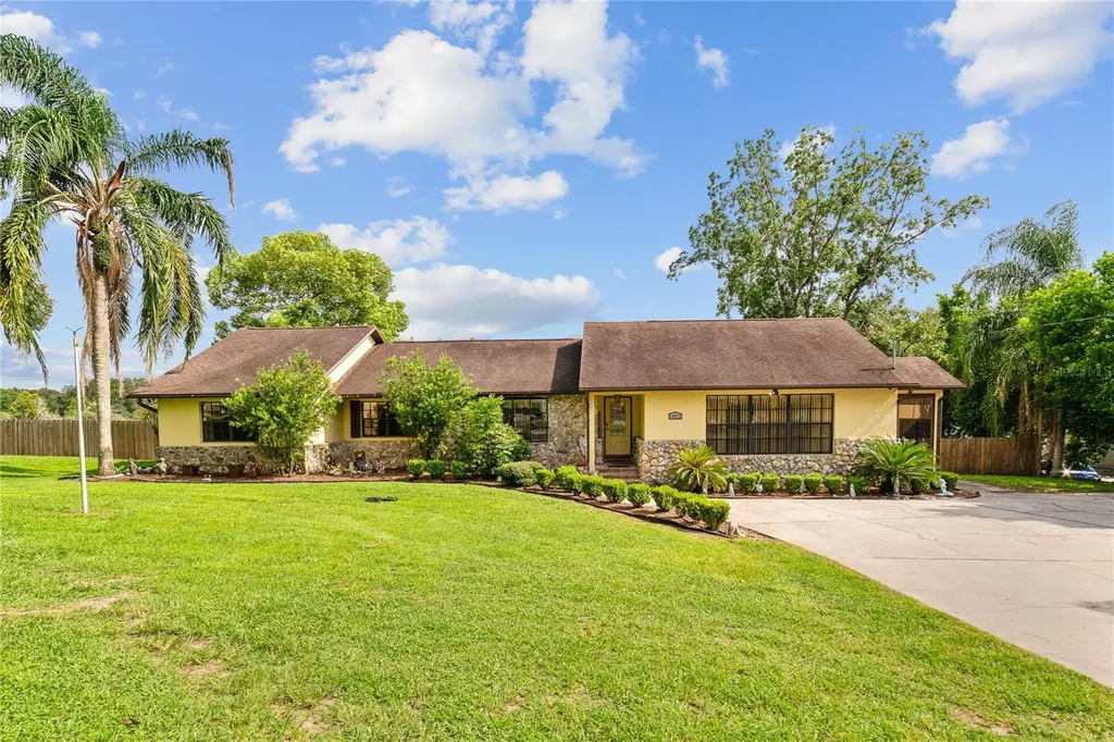 13872 SE Highway 42 Weirsdale FL 32195