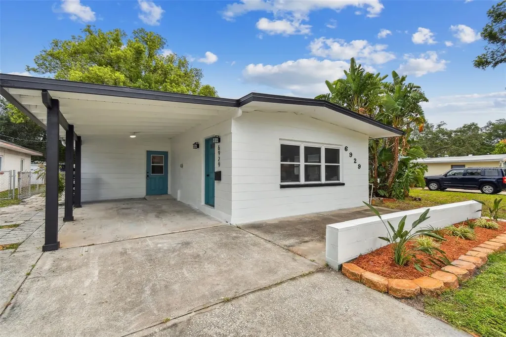 6929 39th Avenue N St Petersburg FL 33709