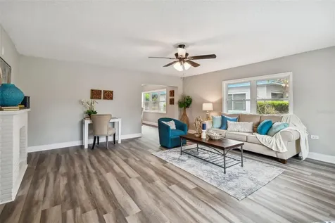 6929 39th Avenue N St Petersburg FL 33709