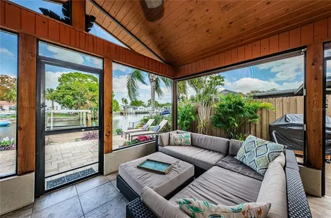 8717 Tahiti Lane Tampa FL 33615