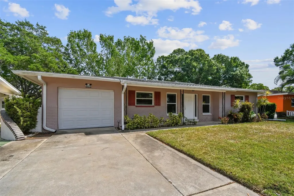 8879 Lakewood Drive Seminole FL 33772