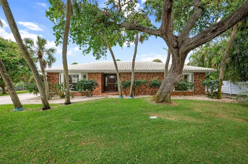 621 Buttonwood Drive Longboat Key FL 34228