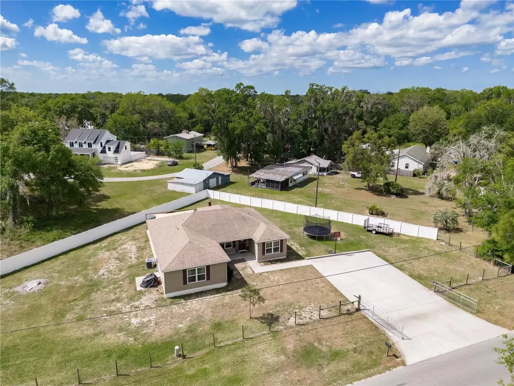 4504 Cr 300 Lake Panasoffkee FL 33538