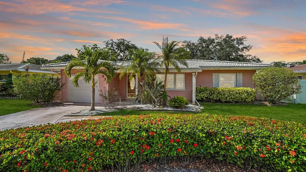 832 44th Avenue NE St Petersburg FL 33703