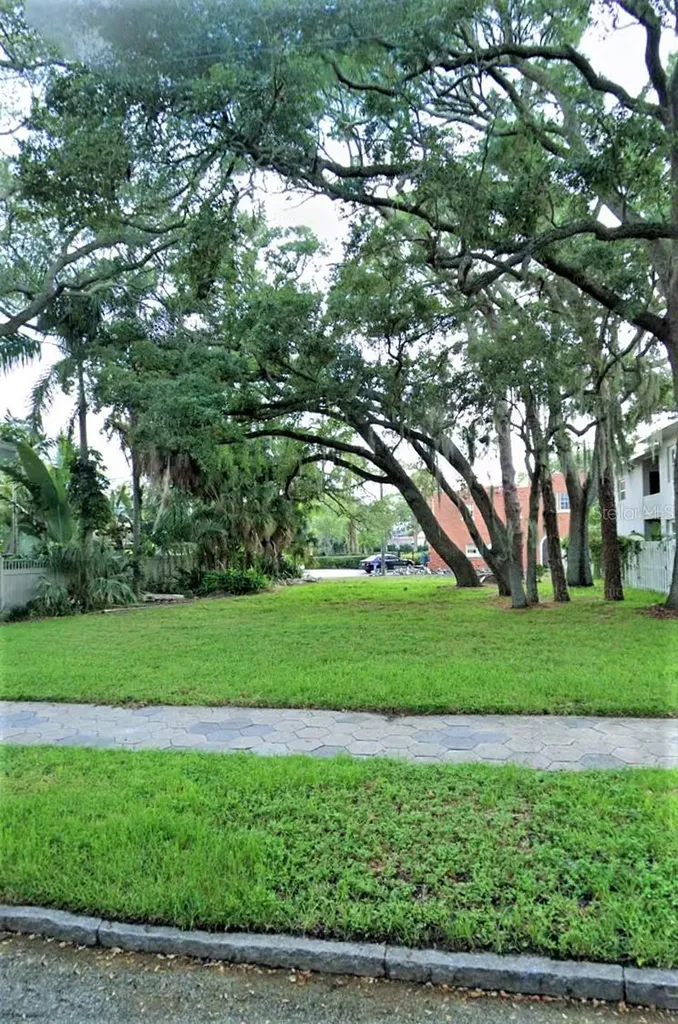 825 16th Avenue NE St Petersburg FL 33704