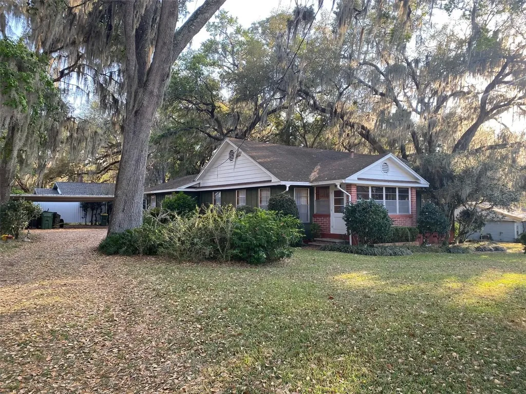 2313 Edgewater Avenue Leesburg FL 34748