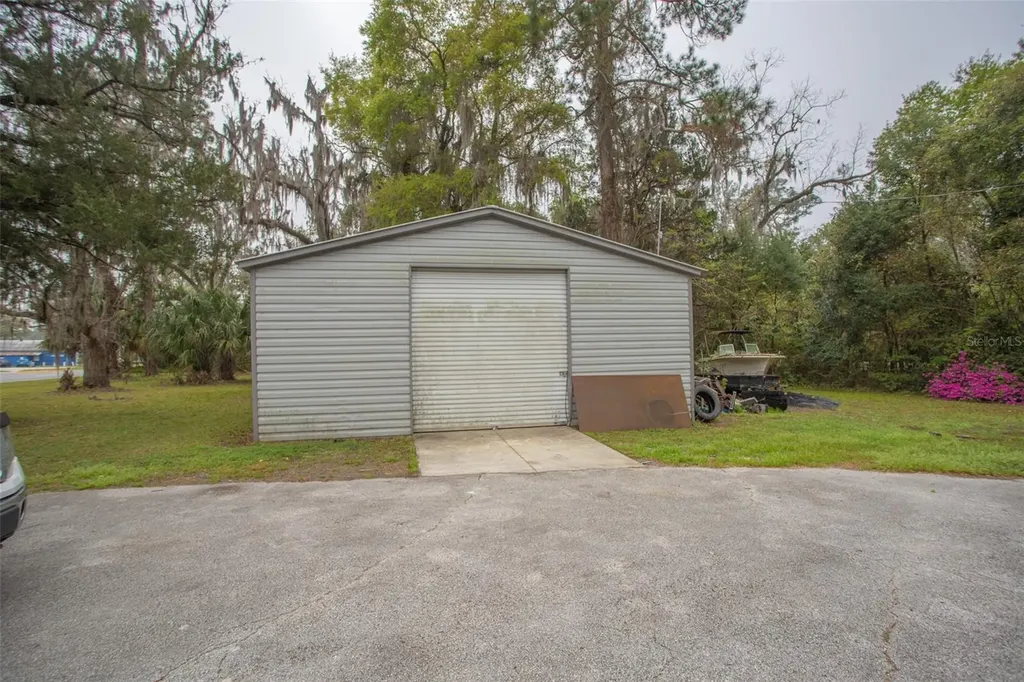6004 SE Us Highway 301 Hawthorne FL 32640