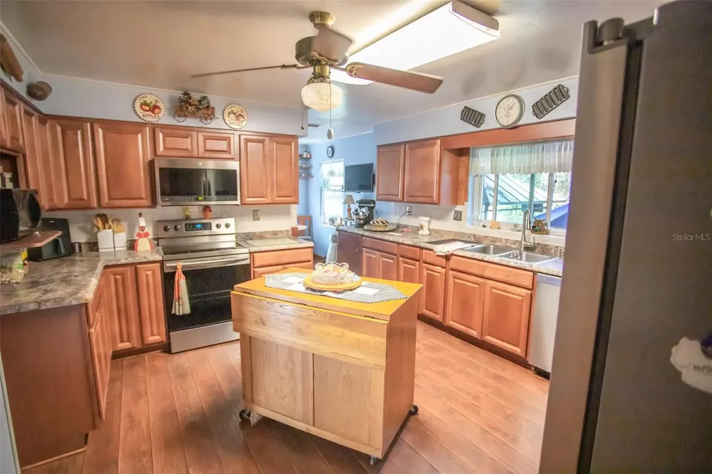 6004 SE Us Highway 301 Hawthorne FL 32640