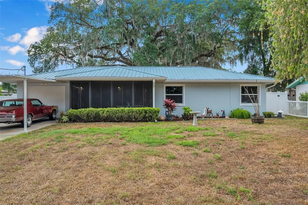 1161 Cr 463 Lake Panasoffkee FL 33538