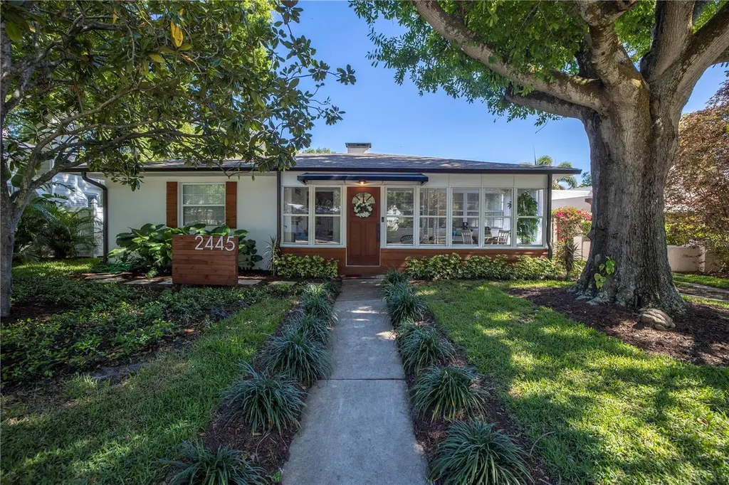 2445 Woodlawn Circle W St Petersburg FL 33704