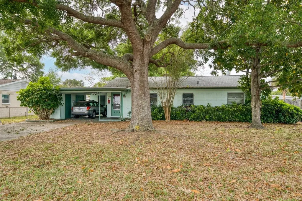 6258 21st Avenue N St Petersburg FL 33710