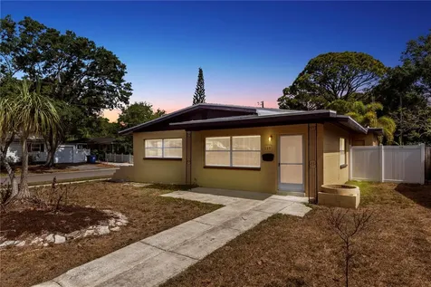 139 SW Lincoln Circle N St Petersburg FL 33703