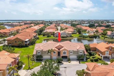 17 Lincoln Avenue S St Petersburg FL 33711